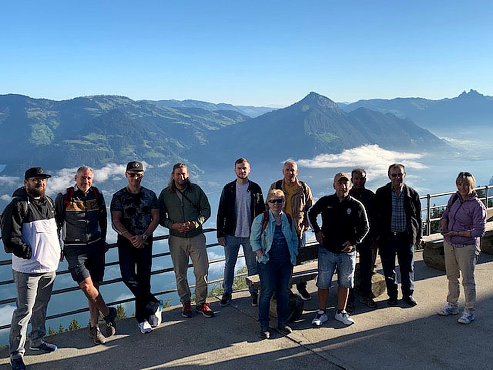 Das Team der Reichlin Technik AG auf einem Firmenausflug, über einem See